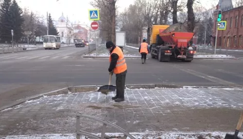 Скользкие улицы и тротуары в Барнауле посыпают песком и Бионордом