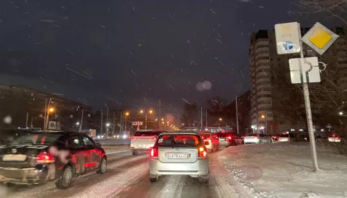 Утро 15 ноября в Барнауле началось с девятибалльных пробок после снегопада