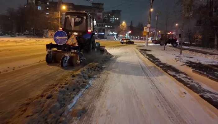 В Барнауле очищают дороги и тротуары после сильного снегопада