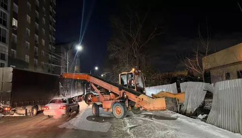 Снегоуборочная машина въехала в ограждение в Барнауле