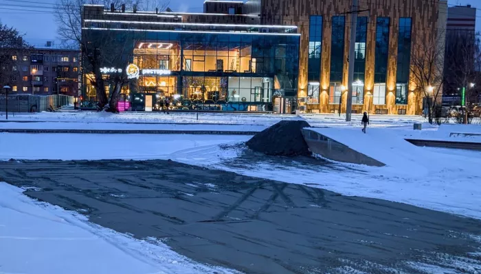 Как проходит очистка пруда в барнаульском парке Изумрудный. Фото