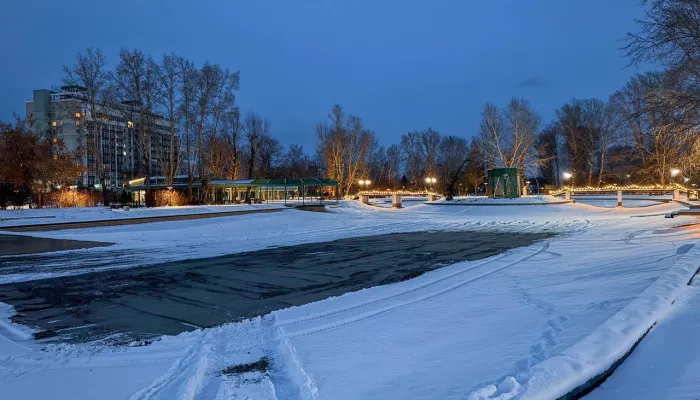 Пруд в барнаульском парке Изумрудный начали заливать чистой водой