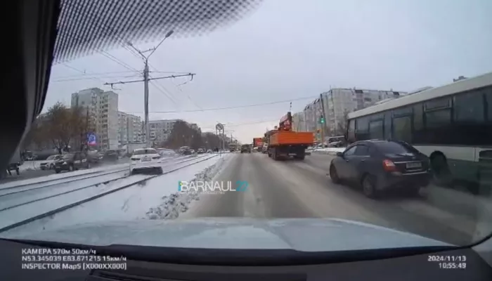 Автомобиль врезался в столб в Барнауле из-за эпилептического приступа у водителя