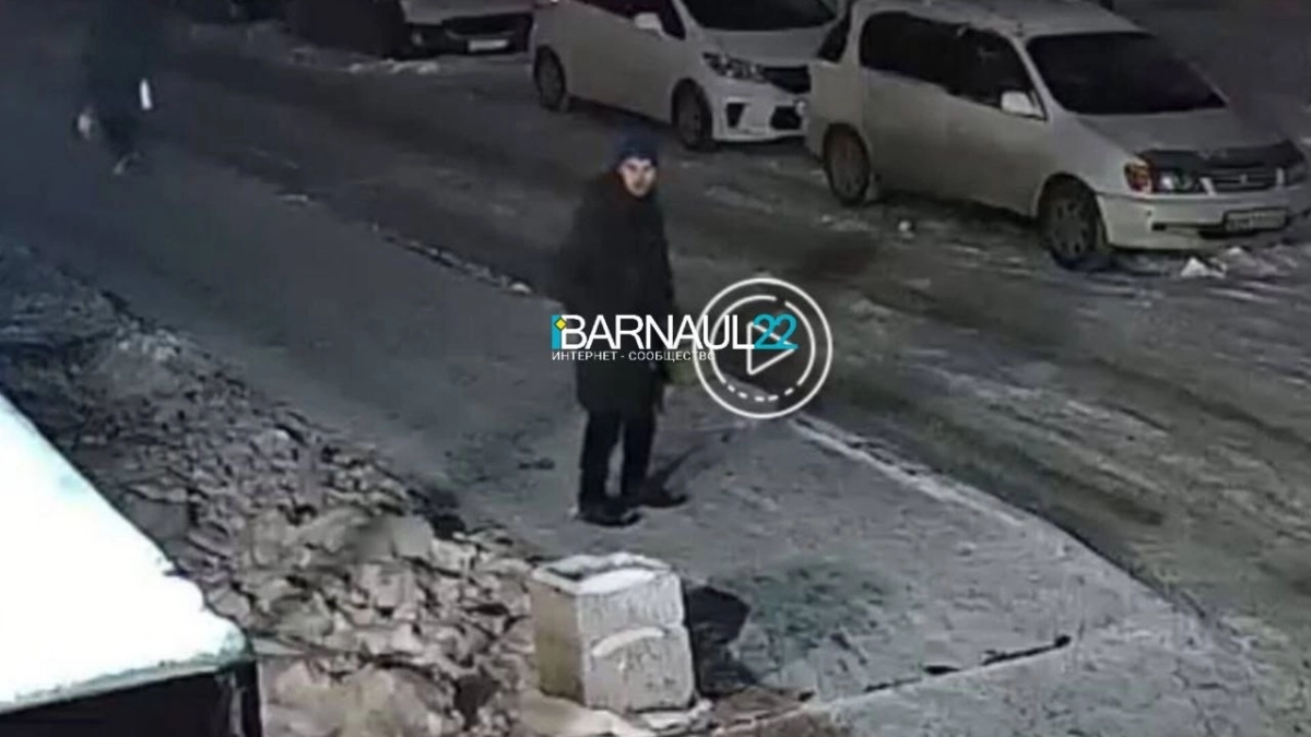 Неизвестный домогается женщин в Барнауле