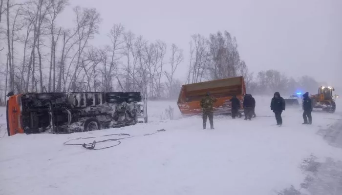 Автобус с пассажирами и грузовик слетели с бийской трассы в кювет