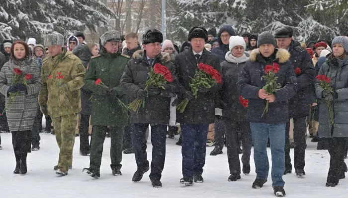 В Косихе на Мемориале Славы установили бюсты алтайских Героев России