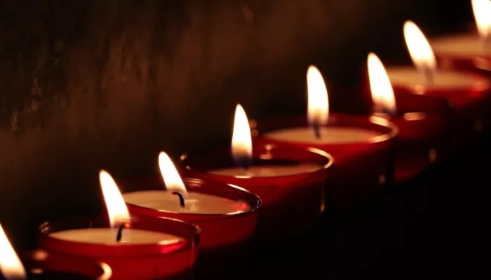 С памятного мемориала у Крокуса начали убирать свечи