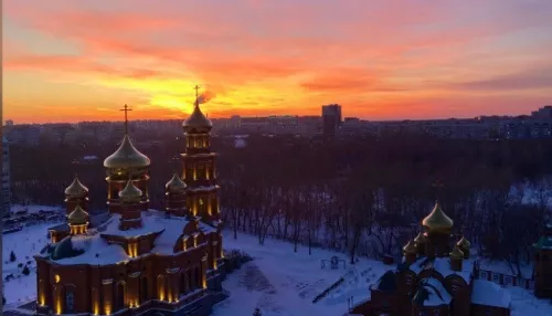 Чудесный закат окрасил небо над Барнаулом палитрой ярких красок. Фото