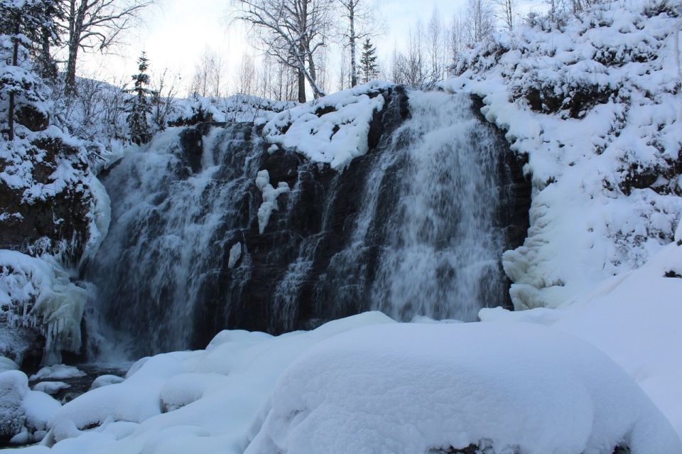 Пещерский водопад Залесовского района в ноябре