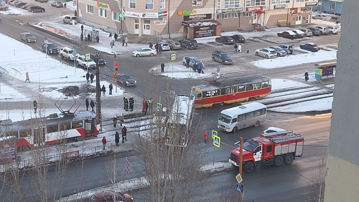 ДТП с автобусом и трамваем в Барнауле