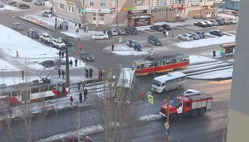 Трамвай врезался в автобус на улице Власихинской в Барнауле, есть пострадавшие