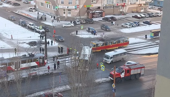 Трамвай врезался в автобус на улице Власихинской в Барнауле, есть пострадавшие