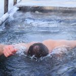Купание и вера – разные вещи: священник о традиции нырять в прорубь на Крещение