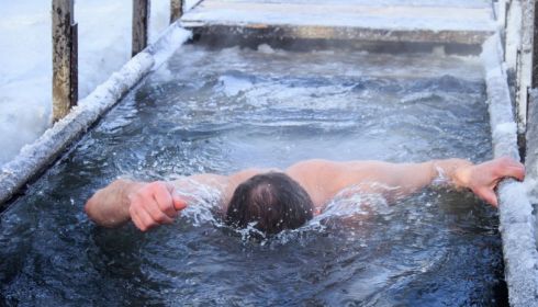 Купание и вера – разные вещи: священник о традиции нырять в прорубь на Крещение