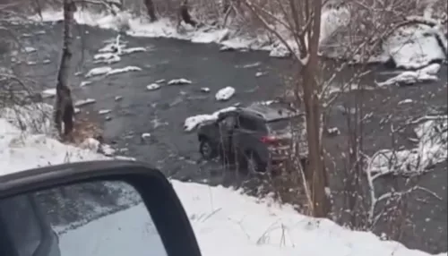 В Алтайском крае автомобиль слетел с дороги в реку