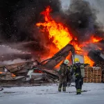 Горящее масло и снегопад: фотограф показал тушение крупного пожара в Барнауле