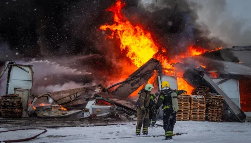 Горящее масло и снегопад: фотограф показал тушение крупного пожара в Барнауле