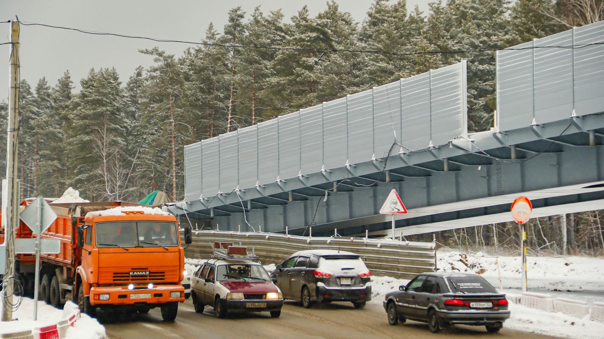 Трехуровневая развязка на Змеиногорском тракте с экранами на эстакаде. Ноябрь 2024 года