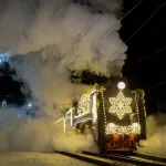 Как проходит новогоднее путешествие Деда Мороза на праздничном поезде. Фото