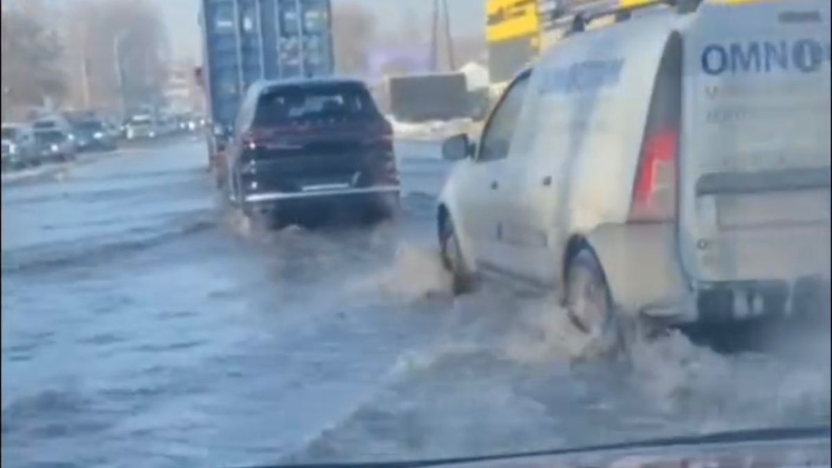 Дорогу в Барнауле затопило водой