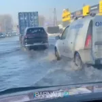 Павловский тракт в Барнауле затопило водой из-за повреждения на водопроводе