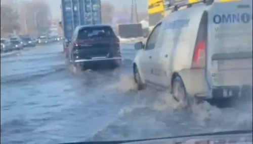Павловский тракт в Барнауле затопило водой из-за повреждения на водопроводе