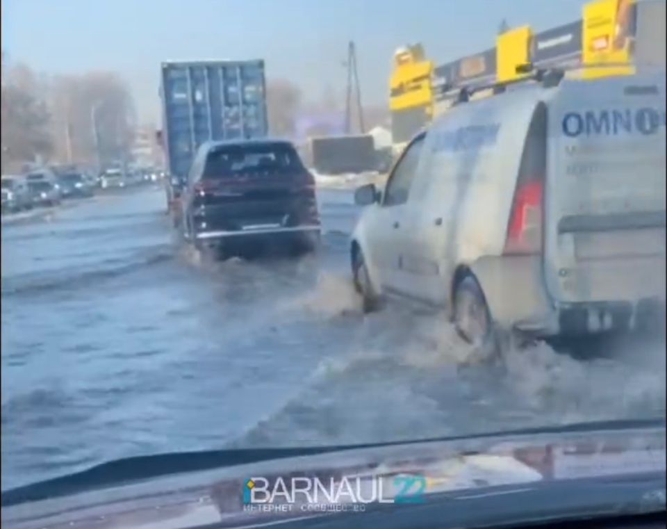 Дорогу в Барнауле затопило водой