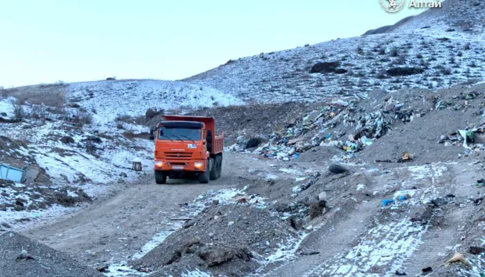 В Улаганском районе Горного Алтая начали убирать большую несанкционированную свалку