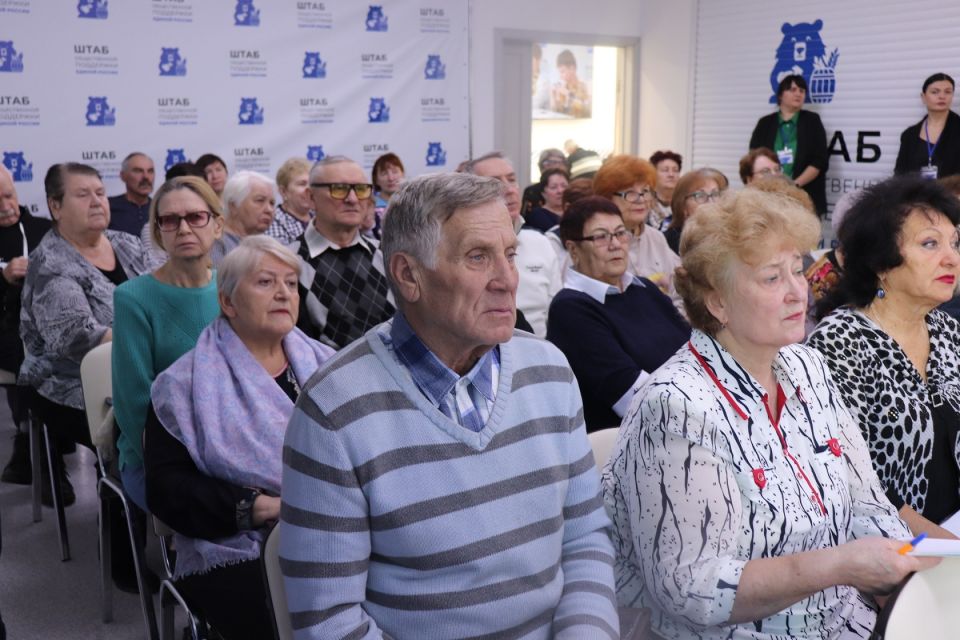 "Ростелеком" познакомил алтайских пенсионеров с учебным пособием по работе на смартфонах "Ростелеком" познакомил алтайских пенсионеров с учебным пособием по работе на смартфонах
