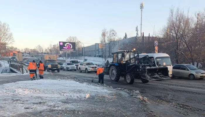 В Барнауле дорожники устраняют последствия коммунальной аварии на Павловском тракте