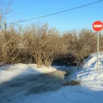 Упрямство, лед и кирпичи. Что происходит на опасном серпантине Канатного в Барнауле