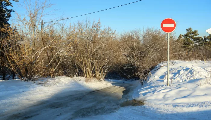 Упрямство, лед и кирпичи. Что происходит на опасном серпантине Канатного в Барнауле