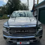 Серебристый RAM 1500 с панорамной крышей продают за 8,1 млн рублей в Барнауле. Фото