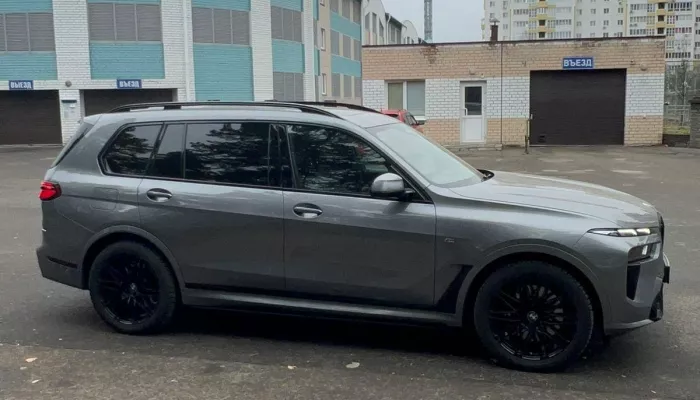 Серый BMW X7 с функцией массажа продают в Барнауле за 15,3 млн рублей. Фото