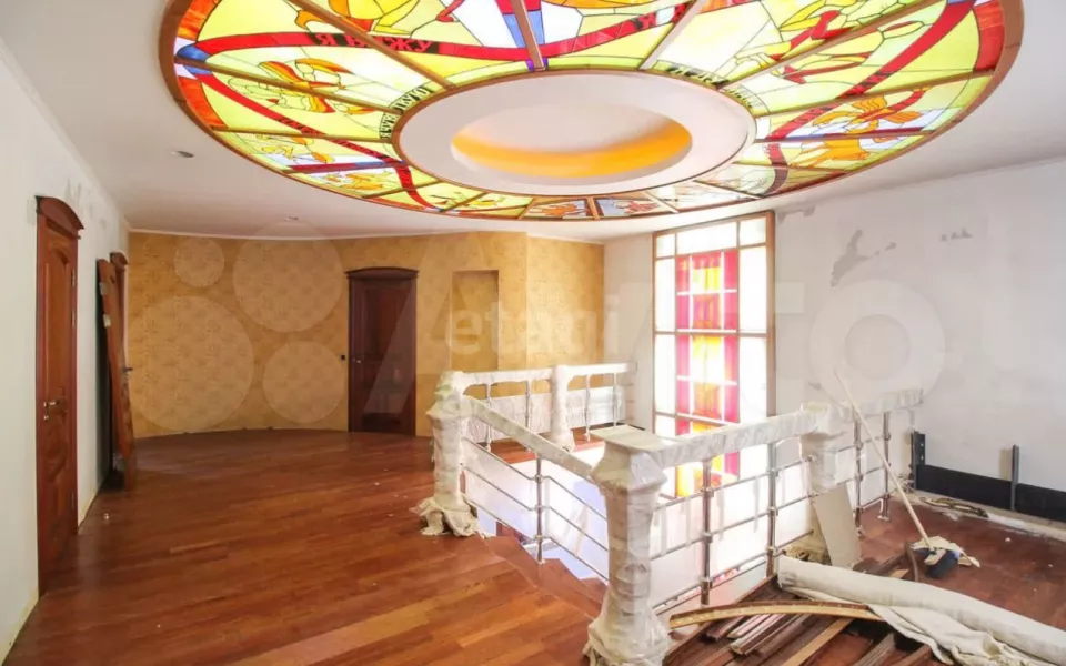 Пятикомнатную квартиру с большой террасой и витражом продают в центре Барнаула. Фото