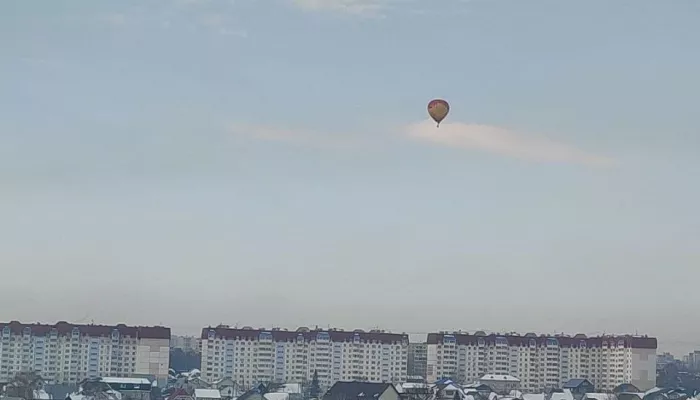 Барнаульцы заметили в небе над городом воздушный шар