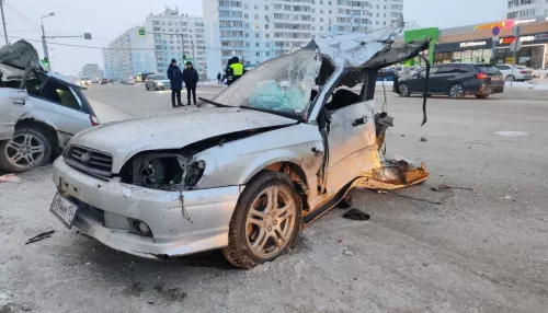 В Новосибирске Subaru разорвало пополам после удара о столб: погибли двое пассажиров