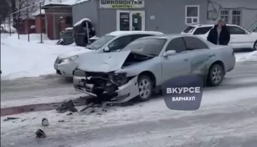 Две легковушки разбились в ДТП на барнаульском перекрестке