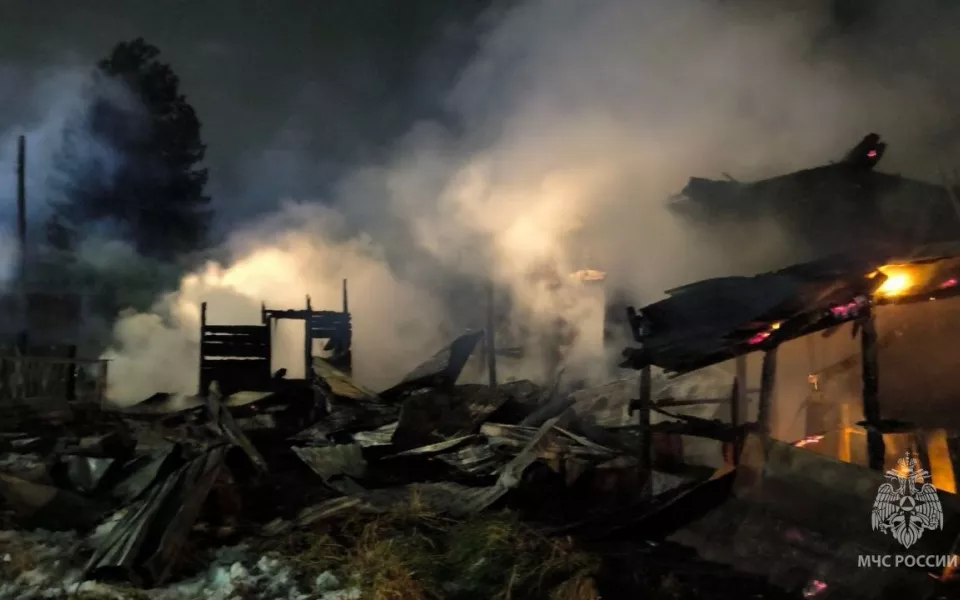 В Горно-Алтайске ночью полыхал жилой дом в 170 квадратов