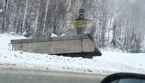 На бийской трассе в ДТП с фурой сильно смяло легковушку