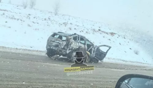 Водитель кроссовера погиб в жестком ДТП с фурами в Алтайском крае