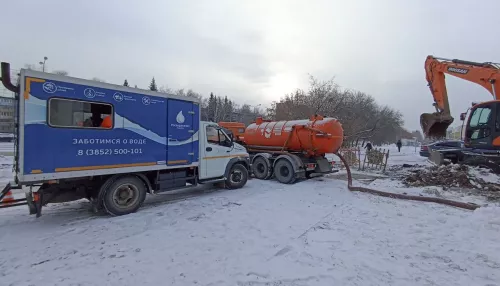 Барнаульские коммунальщики показали, как устраняют порыв водопровода на Попова