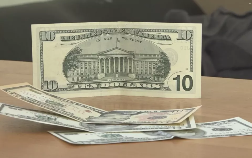 Что происходит с курсом доллара и рубля и как это скажется на бюджете России