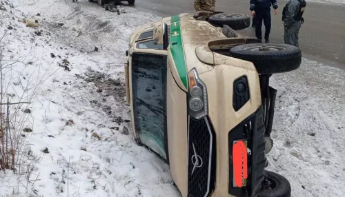 На Алтае съехала с дороги и перевернулась инкассаторская машина