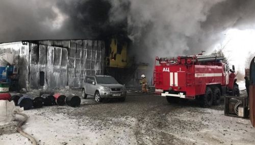 Крупный пожар произошел на складе в Благовещенске