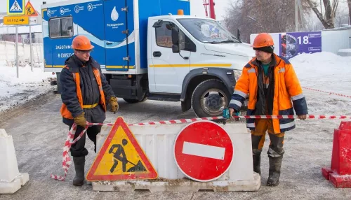 Барнаульские коммунальщики устраняют аварию на водопроводе на ул. Островского