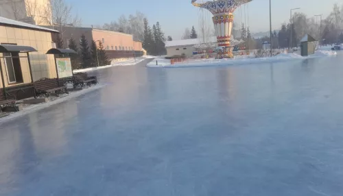 В барнаульском парке Центральный готовят к открытию каток