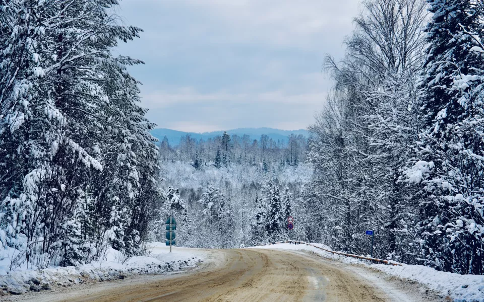 Дорога в сказку: как Телецкий тракт выглядит зимой и что его ждет ближайшей весной