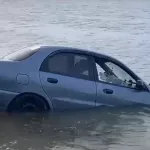 Легковушка съехала в водохранилище в Крыму: погибли все в машине. Видео