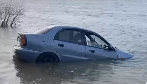 Легковушка съехала в водохранилище в Крыму: погибли все в машине. Видео